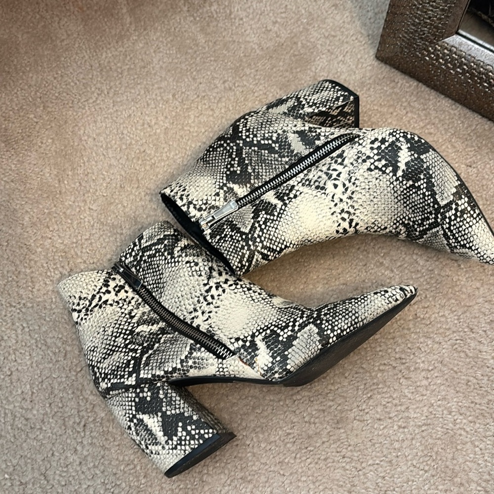 Cute ankle boot print with zipper on side for easy on and off good condition
